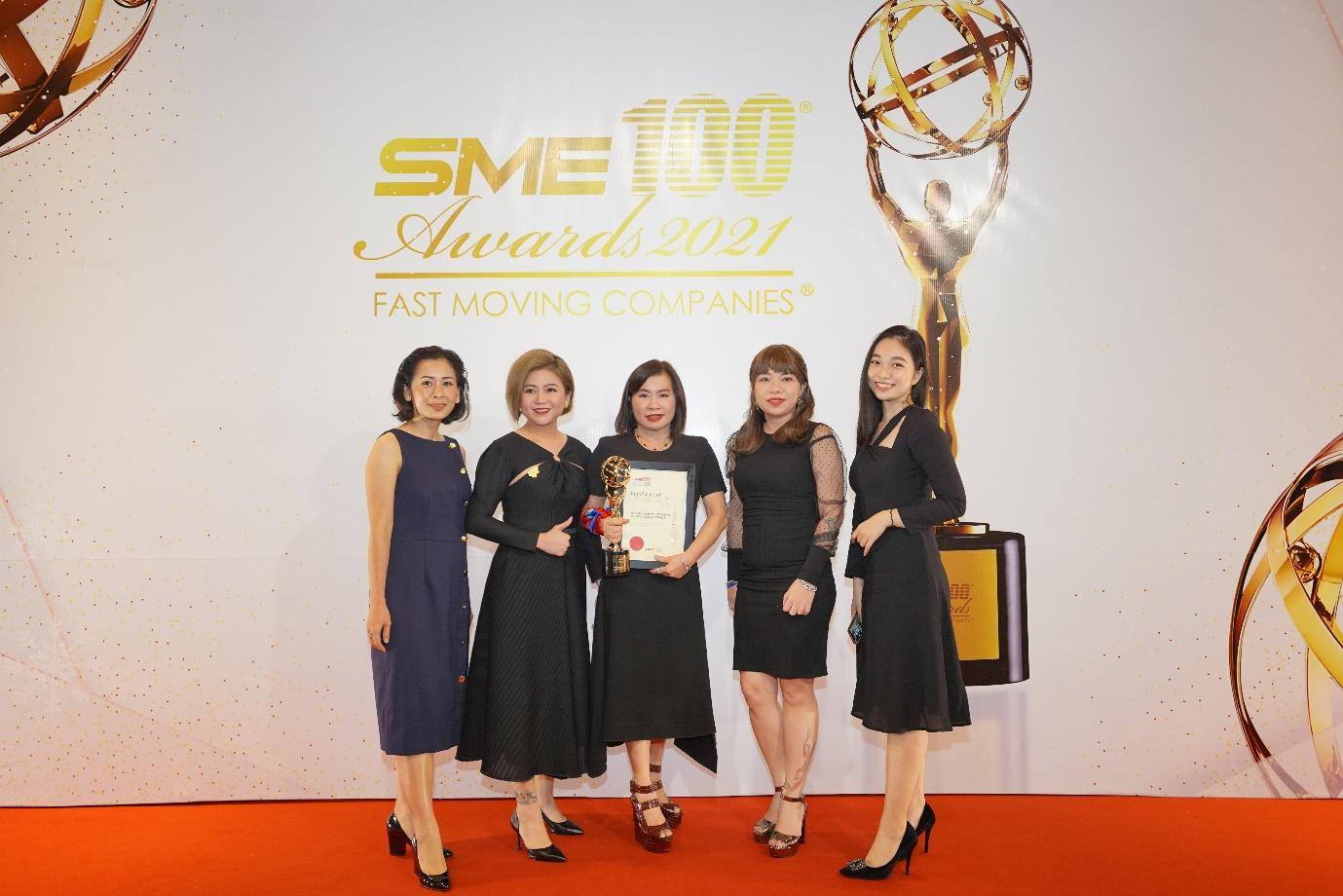 Đại diện Beyond Communication tại lễ trao giải SME100