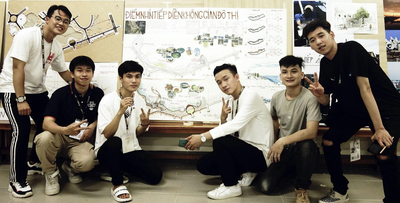 Hoàng Long (áo trắng, thứ 3 từ phải sang) và các bạn trong nhóm với tác phẩm “Điểm nhìn tiếp diễn không gian đô thị”