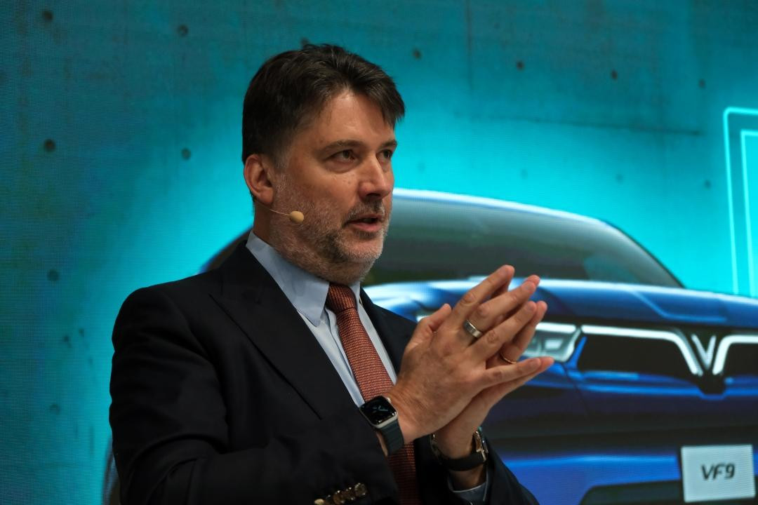 Ông Jean-Christophe Mercier - Phó Tổng giám đốc Hậu mãi & Trải nghiệm khách hàng VinFast châu Âu giới thiệu các mẫu xe điện và kế hoạch mở VinFast Store tại châu Âu tới báo giới và quan khách tại sự kiện EVS35. Ông Jean-Christophe Mercier - Phó Tổng giám đốc Hậu mãi & Trải nghiệm khách hàng VinFast châu Âu giới thiệu các mẫu xe điện và kế hoạch mở VinFast Store tại châu Âu tới báo giới và quan khách tại sự kiện EVS35.