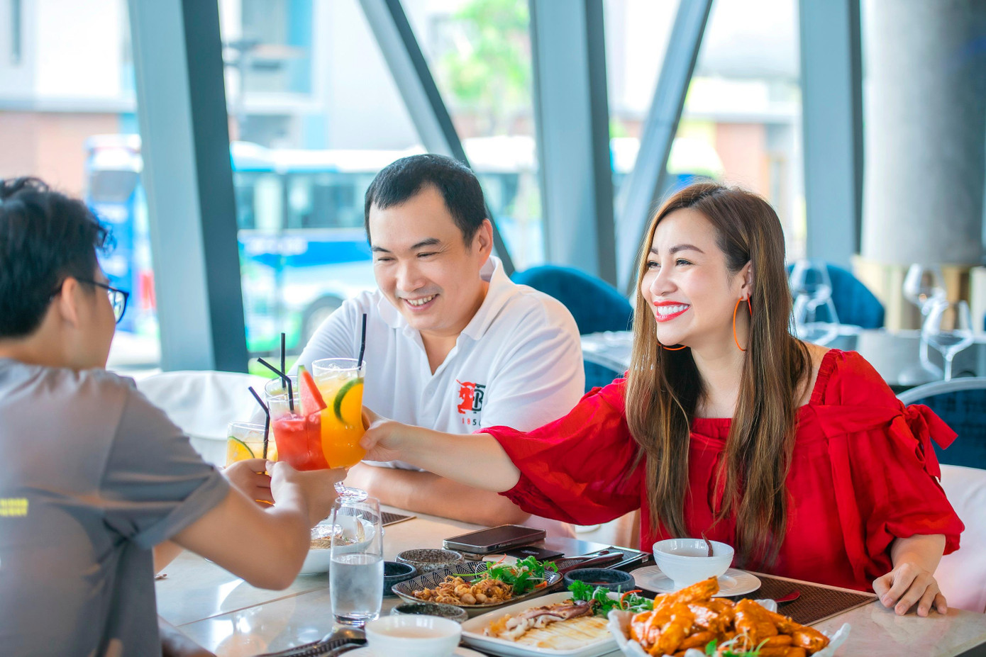 Phong vị ẩm thực tại đây là sự chắt lọc tinh tế giữa nguồn nguyên liệu cao cấp với khả năng chế biến tài tình của đội ngũ đầu bếp chuyên nghiệp