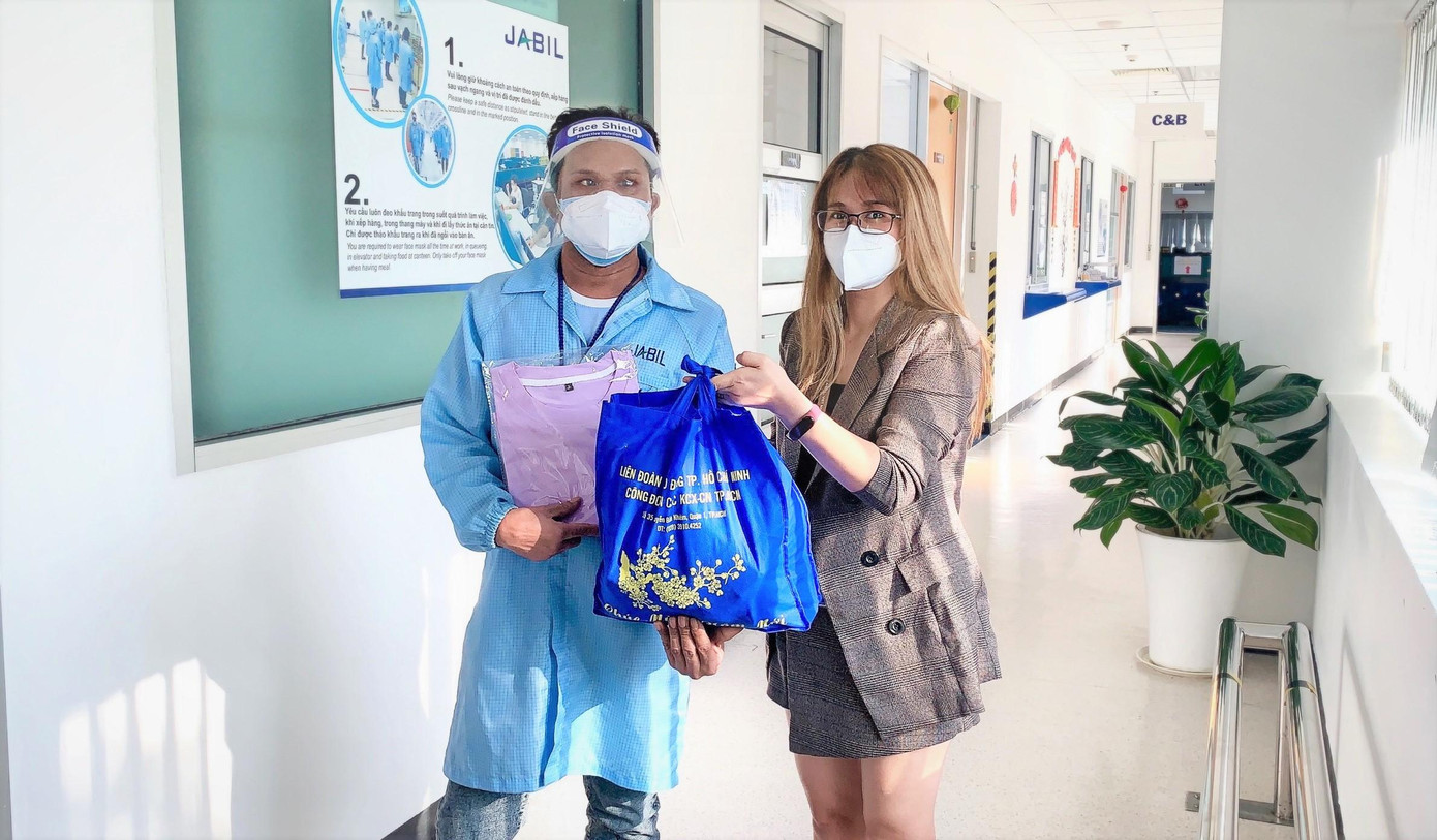 Jabil Việt Nam trao quà cho các nhân viên khuyết tật nhân Ngày Quốc tế Người khuyết tật