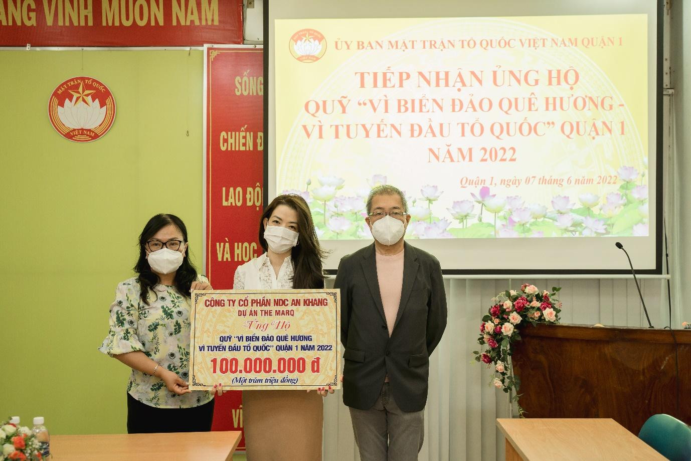 Đại diện NDC An Khang trao tặng ủng hộ 100.000.000 VND cho UBMTTQVN Quận 1 Đại diện NDC An Khang trao tặng ủng hộ 100.000.000 VND cho UBMTTQVN Quận 1