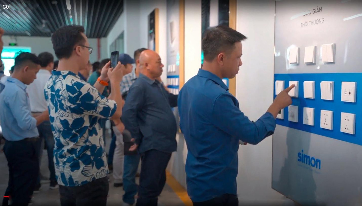 Khách hàng trải nghiệm các sản phẩm của Simon