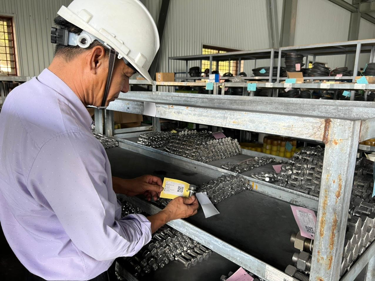 Nhân viên Thủ kho đang dán mã QR cho vật tư