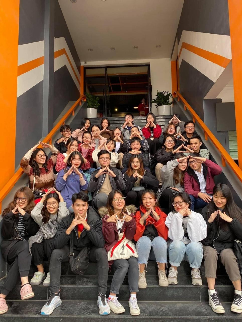 Huyền cùng các bạn học tại lớp CFAB3, Viện Kế toán - Kiểm toán, trường ĐH Kinh tế Quốc dân Huyền cùng các bạn học tại lớp CFAB3, Viện Kế toán - Kiểm toán, trường ĐH Kinh tế Quốc dân