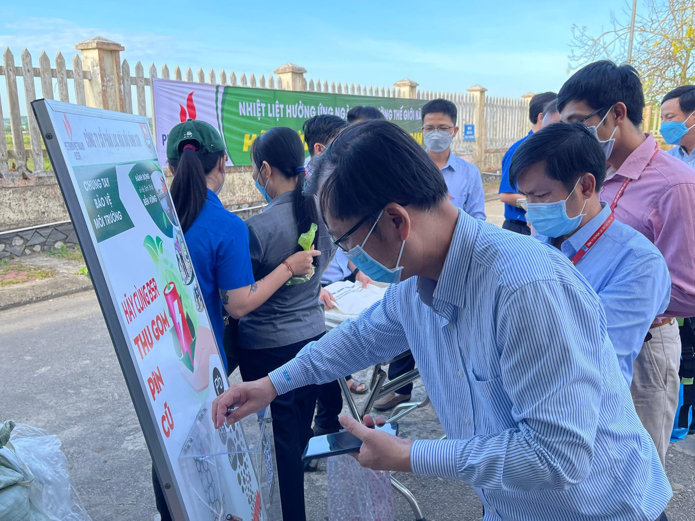 Bỏ pin cũ vào hộp