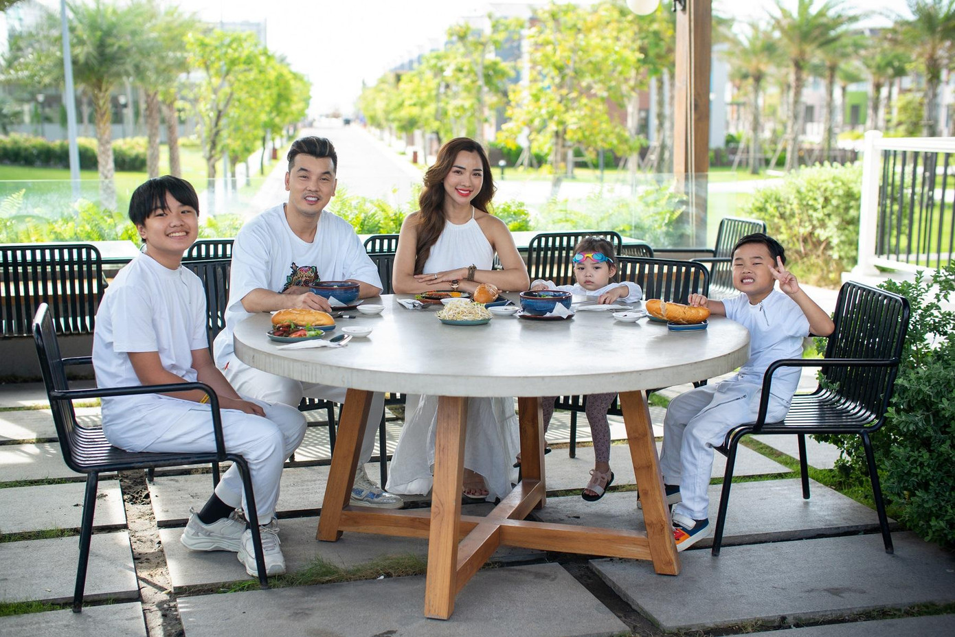 Gia đình ca sĩ Ưng Hoàng Phúc trong một chuyến du lịch cuối tuần ở Hồ Tràm