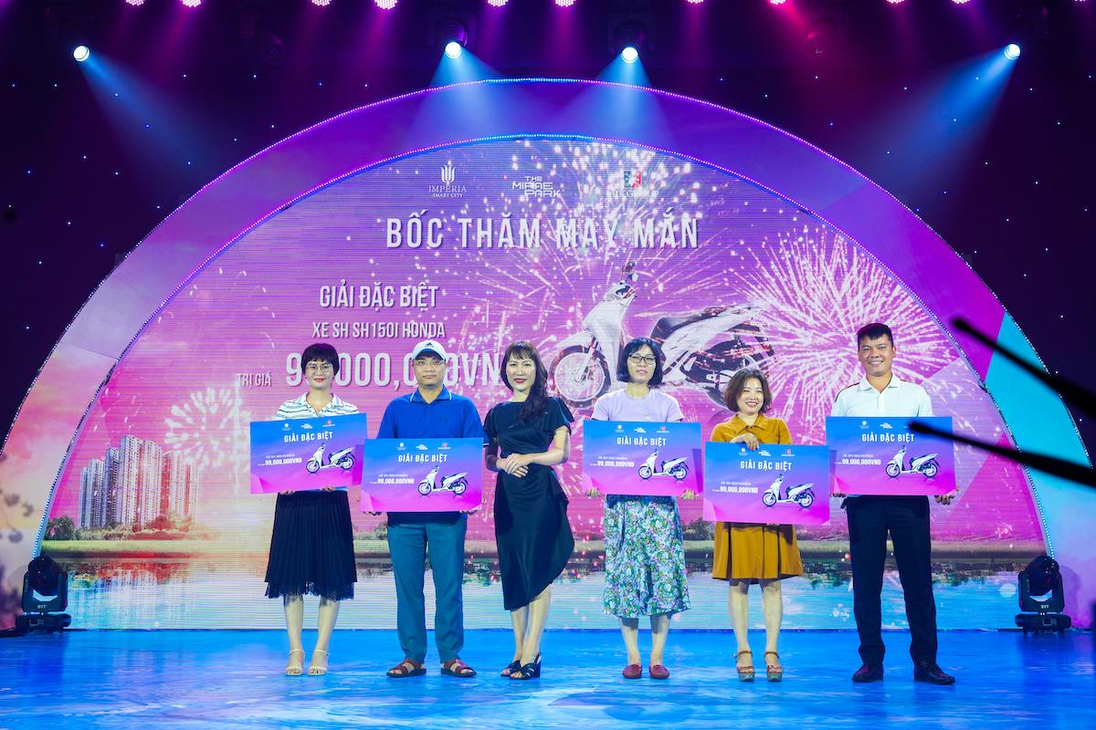 Đại diện MIKGroup trao tặng 5 chiếc xe máy SH 150i cho 5 khách hàng may mắn nhất chương trình. Đại diện MIKGroup trao tặng 5 chiếc xe máy SH 150i cho 5 khách hàng may mắn nhất chương trình.