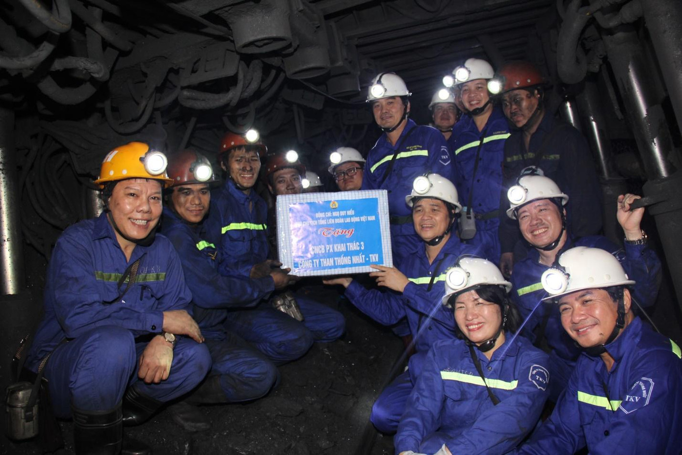 Phó Chủ tịch Tổng Liên đoàn Lao động Việt Nam Ngọ Duy Hiểu tặng quà, động viên thợ lò Than Thống Nhất đang trực tiếp làm việc dưới lò sâu.