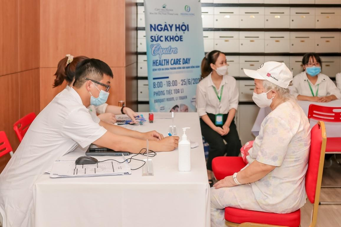 Cư dân đến đăng ký khám từ rất sớm Cư dân đến đăng ký khám từ rất sớm