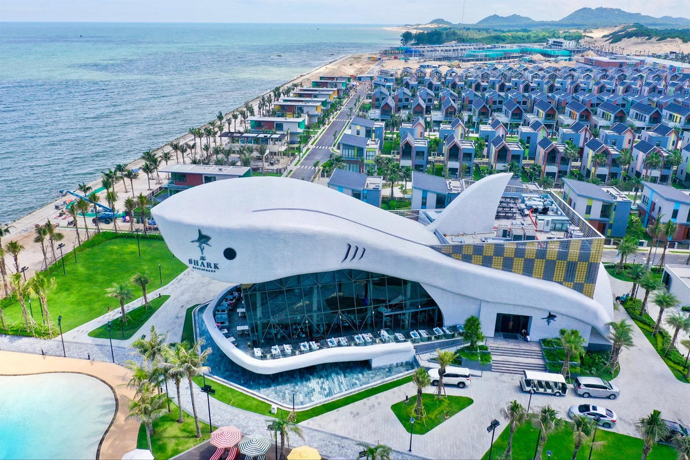Nhà hàng The Shark với thiết kế độc đáo vươn mình ra biển khơi