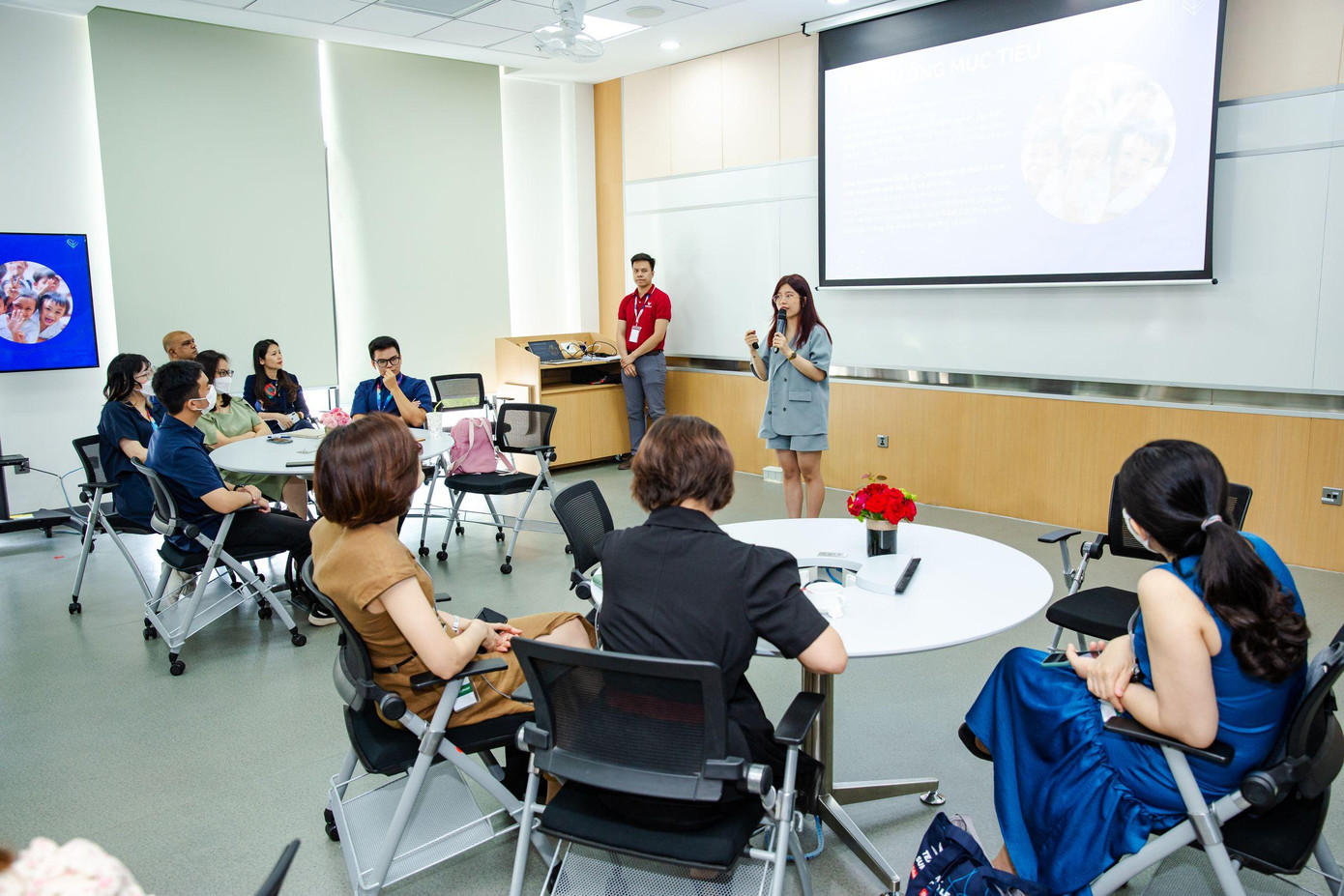 Trần Tuệ Nhi, sinh viên năm 2 chuyên ngành Khoa học máy tính, Trường Đại học VinUni chia sẻ về dự án khởi nghiệp ứng dụng trí tuệ nhân tạo để dự đoán tâm lý và hỗ trợ tâm lý cho học sinh THPT. Trần Tuệ Nhi, sinh viên năm 2 chuyên ngành Khoa học máy tính, Trường Đại học VinUni chia sẻ về dự án khởi nghiệp ứng dụng trí tuệ nhân tạo để dự đoán tâm lý và hỗ trợ tâm lý cho học sinh THPT.