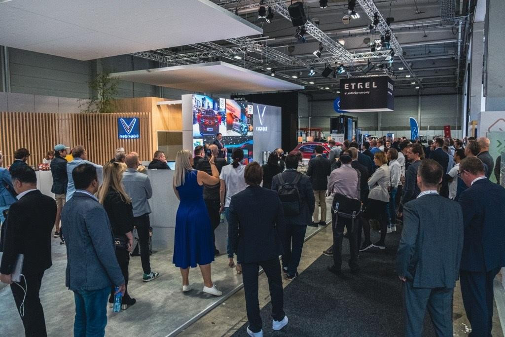 Đông đảo khách tham quan tập trung tại gian hàng VinFast trong khuôn khổ sự kiện EVS35 đang diễn ra tại Oslo (Na Uy). Đông đảo khách tham quan tập trung tại gian hàng VinFast trong khuôn khổ sự kiện EVS35 đang diễn ra tại Oslo (Na Uy).