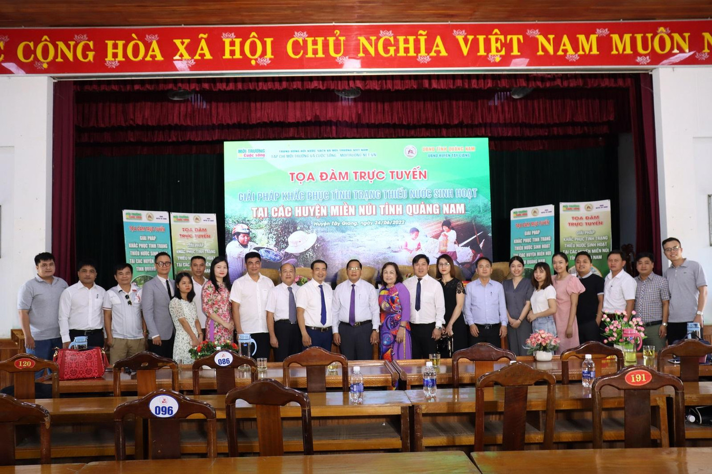 Các đại biểu chụp ảnh lưu niệm tại buổi tọa đàm