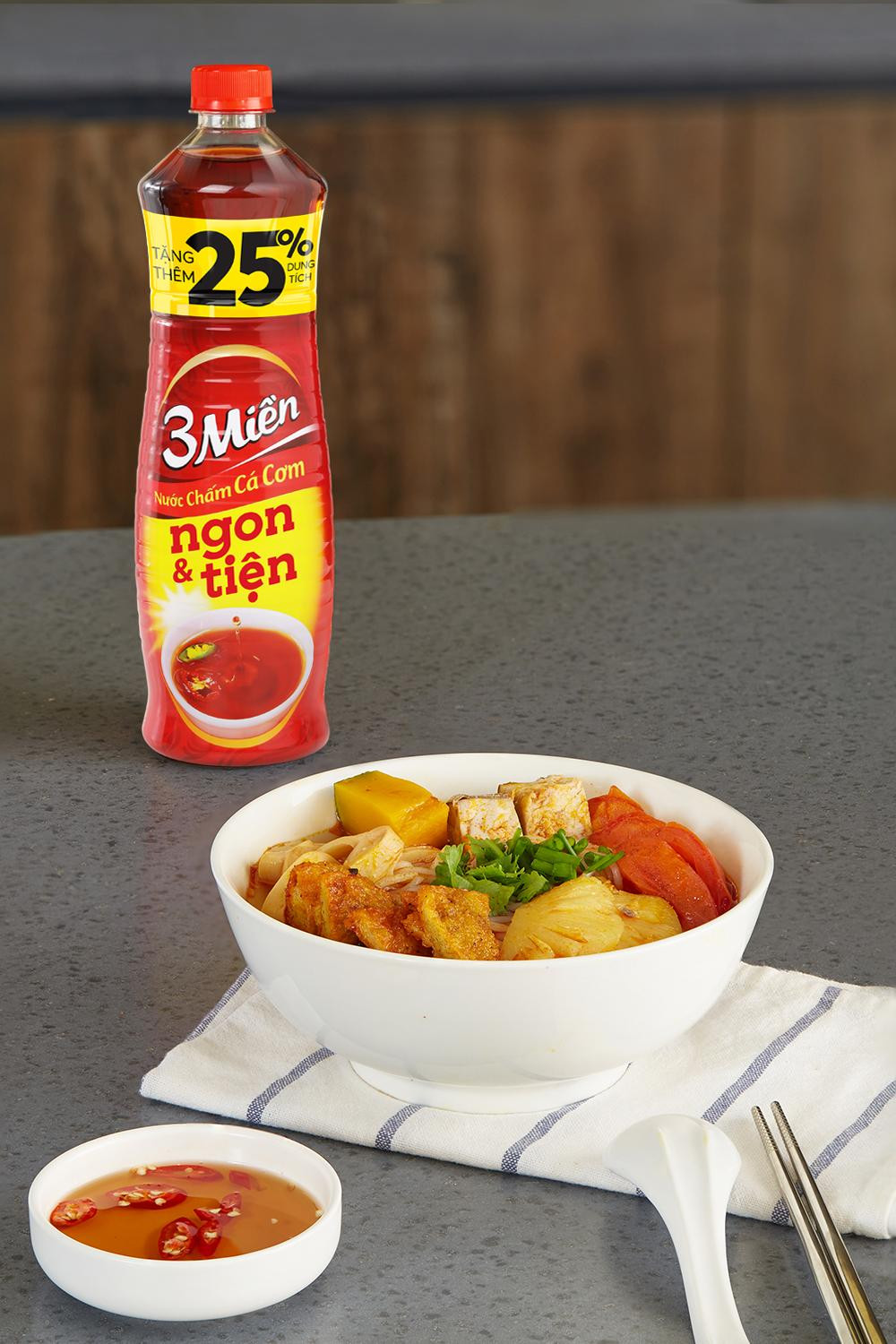 Chút biến tấu khi xào dứa với Nước chấm cá cơm 3 Miền làm nên vị riêng biệt cho món bún chả cá miền Trung. Chút biến tấu khi xào dứa với Nước chấm cá cơm 3 Miền làm nên vị riêng biệt cho món bún chả cá miền Trung.