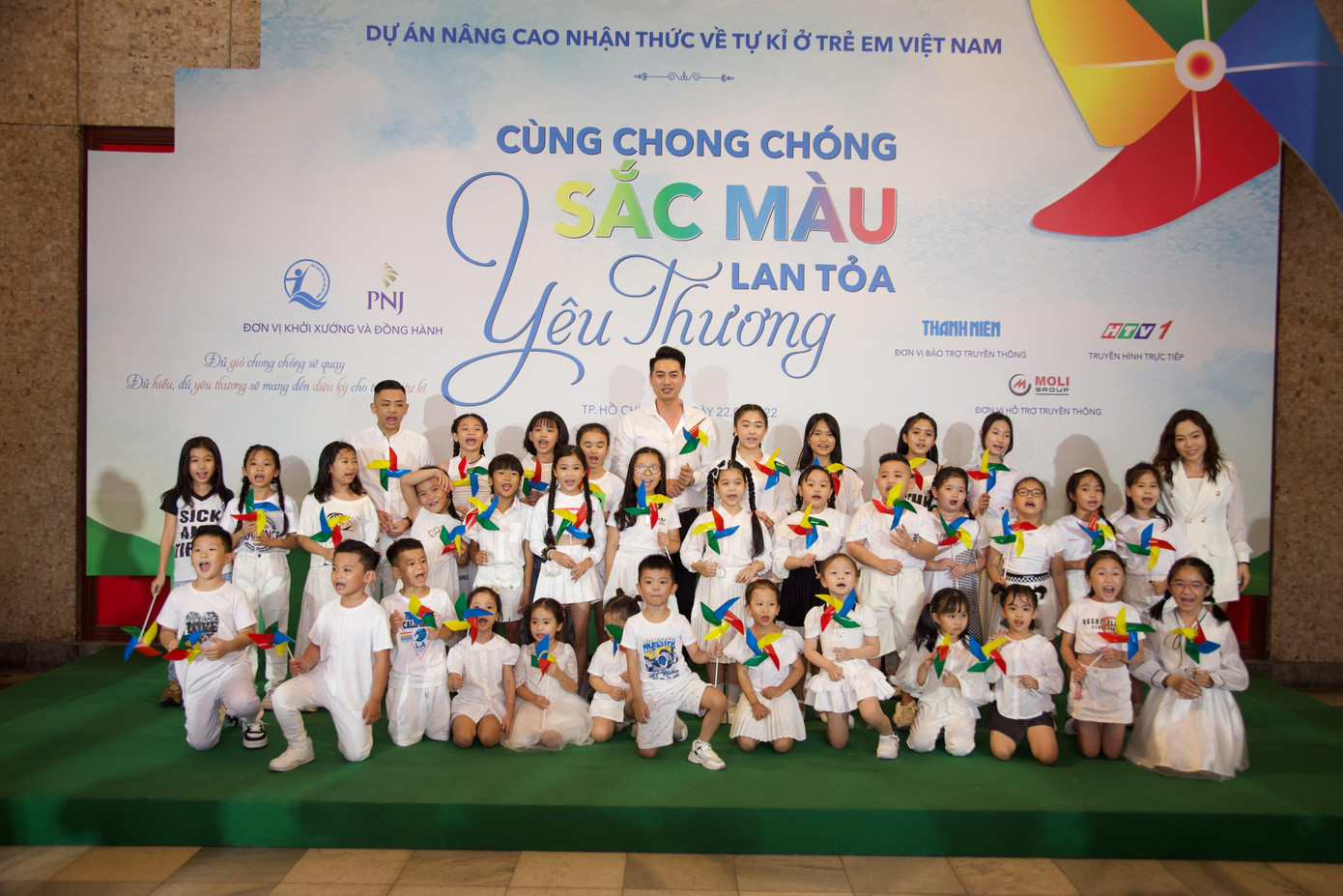 Chong chóng sắc màu" cùng các em nhỏ lan toả yêu thương tại chương trình