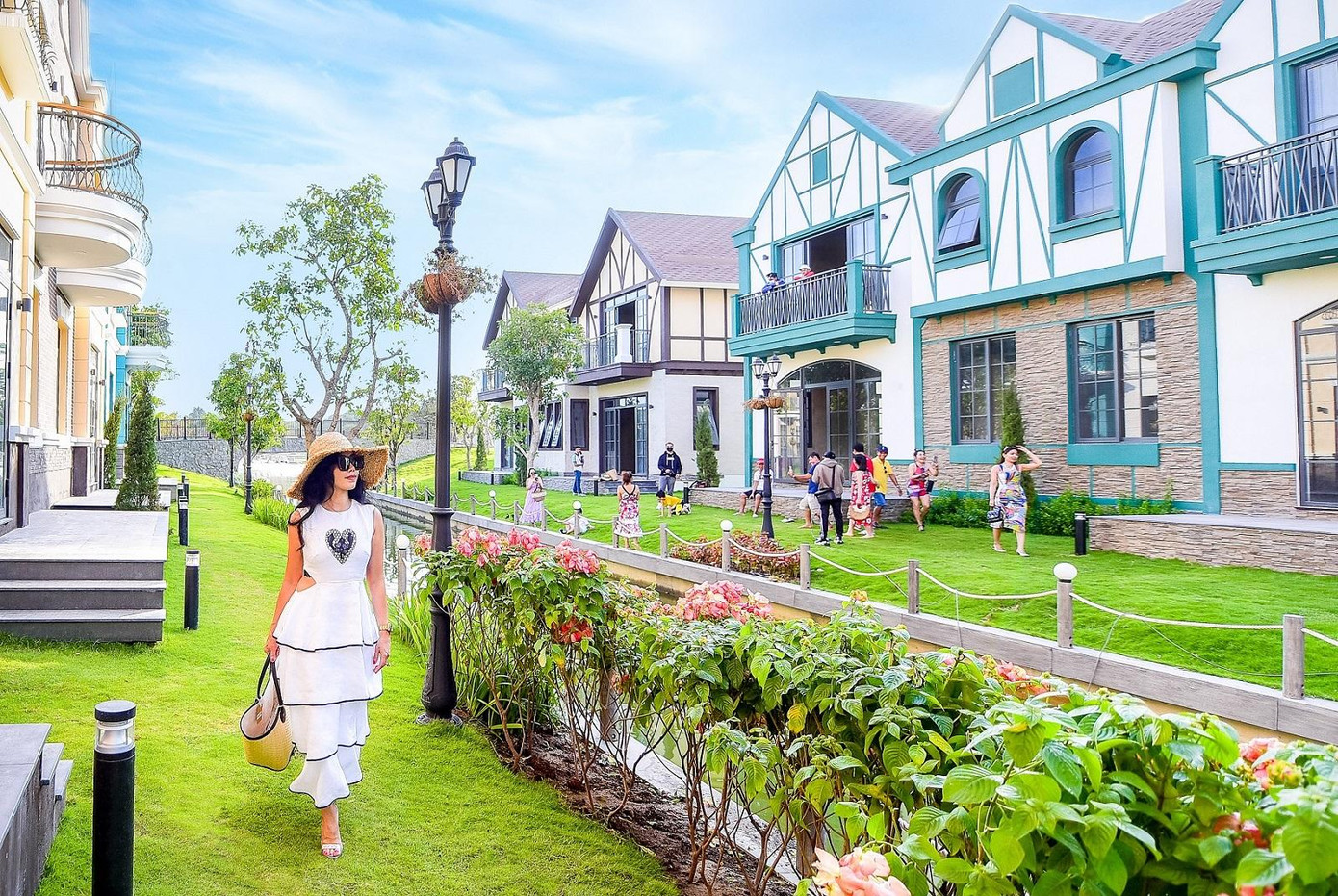 Hồ Tràm xanh mướt trong mắt NTK Hà Linh Thư khi cô tản bước bên dãy biệt thự Lagoon tại phân kỳ The Tropicana, dự án NovaWorld Ho Tram