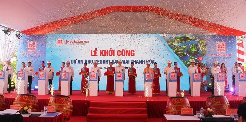 Các đại biểu thực hiện nghi lễ khởi công