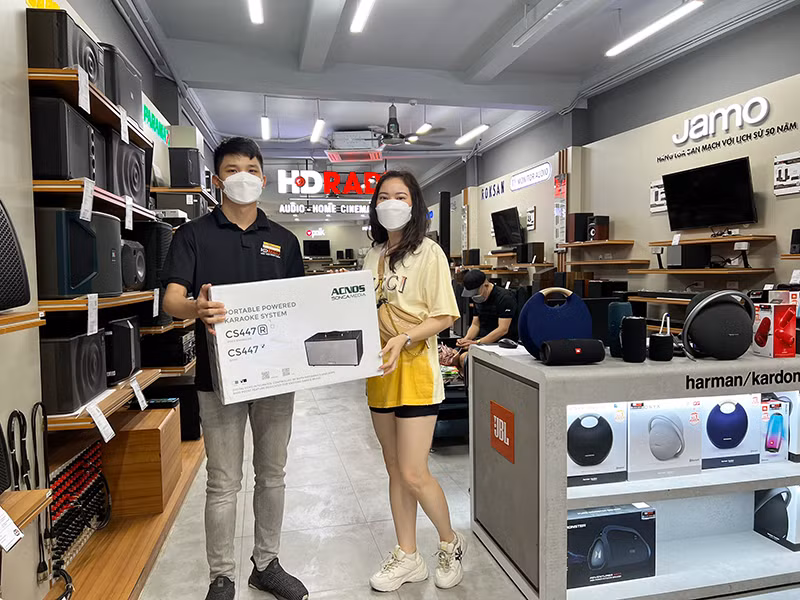 Quý khách hàng chọn mua loa xách tay karaoke Acnos tại showroom