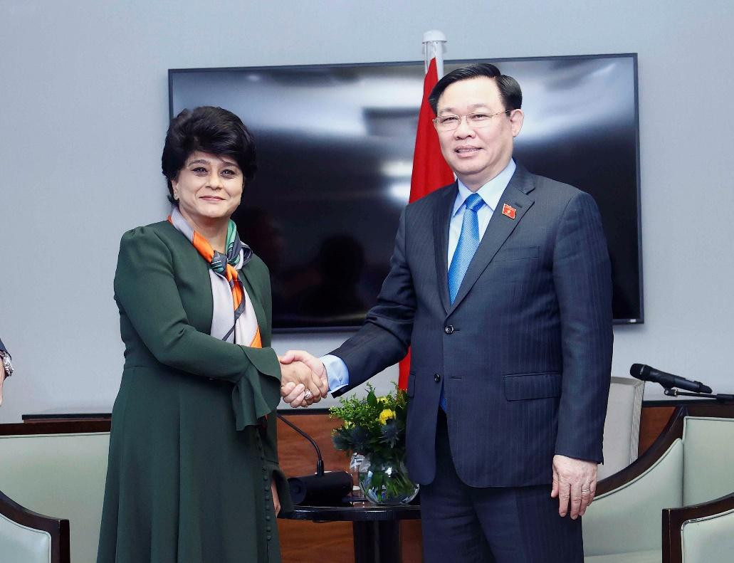 Chủ tịch Quốc hội Vương Đình Huệ mong muốn Tập đoàn Prudential tiếp tục đầu tư, kinh doanh thành công tại Việt Nam và làm tốt trách nhiệm xã hội; khẳng định Chính phủ, Quốc hội Việt Nam sẵn sàng xem xét, giải quyết những vướng mắc phát sinh trong quá trình hoạt động của các doanh nghiệp tại Việt Nam, trong đó có doanh nghiệp đến từ Anh nói chung và Tập đoàn Prudental nói riêng. Nguồn ảnh: TTXVN Chủ tịch Quốc hội Vương Đình Huệ mong muốn Tập đoàn Prudential tiếp tục đầu tư, kinh doanh thành công tại Việt Nam và làm tốt trách nhiệm xã hội; khẳng định Chính phủ, Quốc hội Việt Nam sẵn sàng xem xét, giải quyết những vướng mắc phát sinh trong quá trình hoạt động của các doanh nghiệp tại Việt Nam, trong đó có doanh nghiệp đến từ Anh nói chung và Tập đoàn Prudental nói riêng. Nguồn ảnh: TTXVN