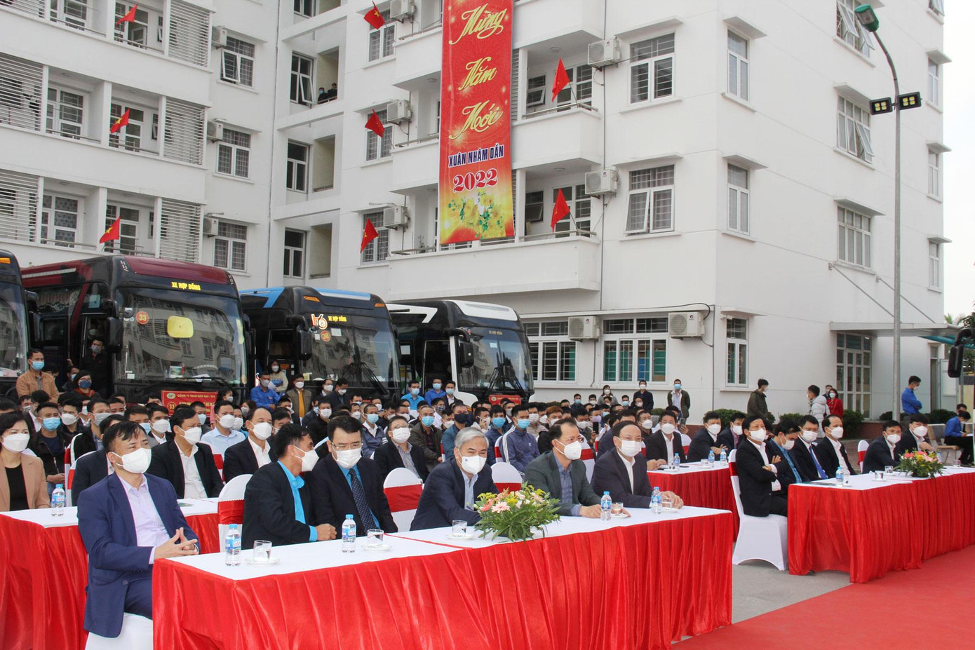 Các đại biểu dự chương trình đưa đón CNLĐ Than Hòn Gai về quê ăn Tết