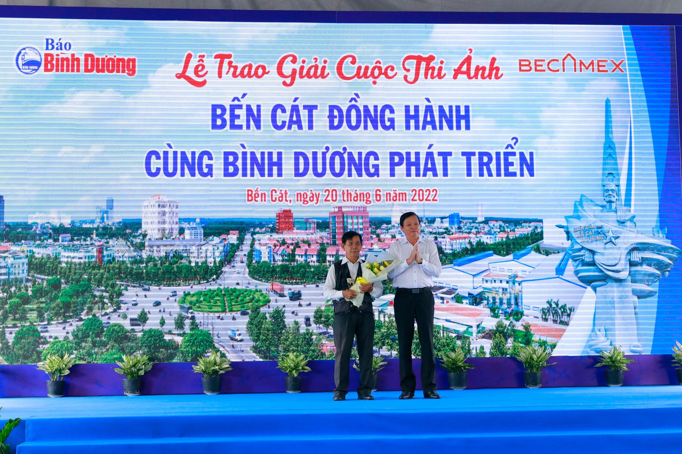 Ông Lê Hữu Phước – Chủ tịch Hội nhà báo Bình Dương trao giải Đặc biệt cho tác giả Hà Quốc Chiến. Ông Lê Hữu Phước – Chủ tịch Hội nhà báo Bình Dương trao giải Đặc biệt cho tác giả Hà Quốc Chiến.