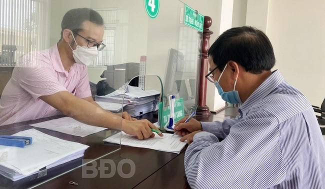 Khách hàng được NHCSXH chi nhánh tỉnh Bình Định hướng dẫn hoàn thiện hồ sơ giải ngân vốn hỗ trợ chương trình cho vay mua NOXH