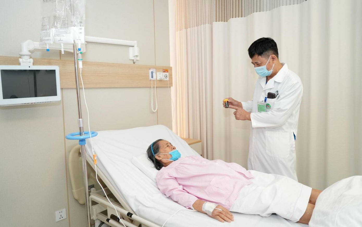 TS. BSCK II Phạm Văn Cường thăm bệnh nhân sau ca phẫu thuật