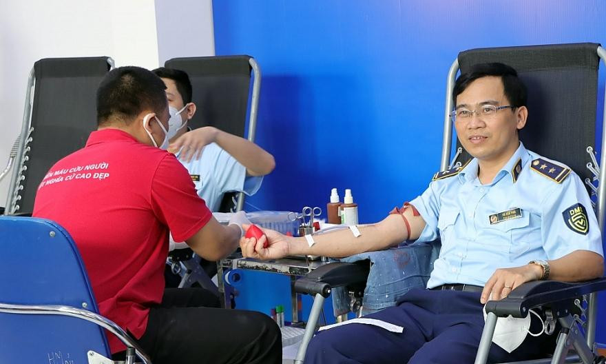 Qua 3 lần tổ chức, đã có gần 3.000 cán bộ, công nhân viên chức tham gia với tổng cộng 822.955 ml máu đóng góp vào ngân hàng máu quốc gia để cứu chữa cho những bệnh nhân Qua 3 lần tổ chức, đã có gần 3.000 cán bộ, công nhân viên chức tham gia với tổng cộng 822.955 ml máu đóng góp vào ngân hàng máu quốc gia để cứu chữa cho những bệnh nhân