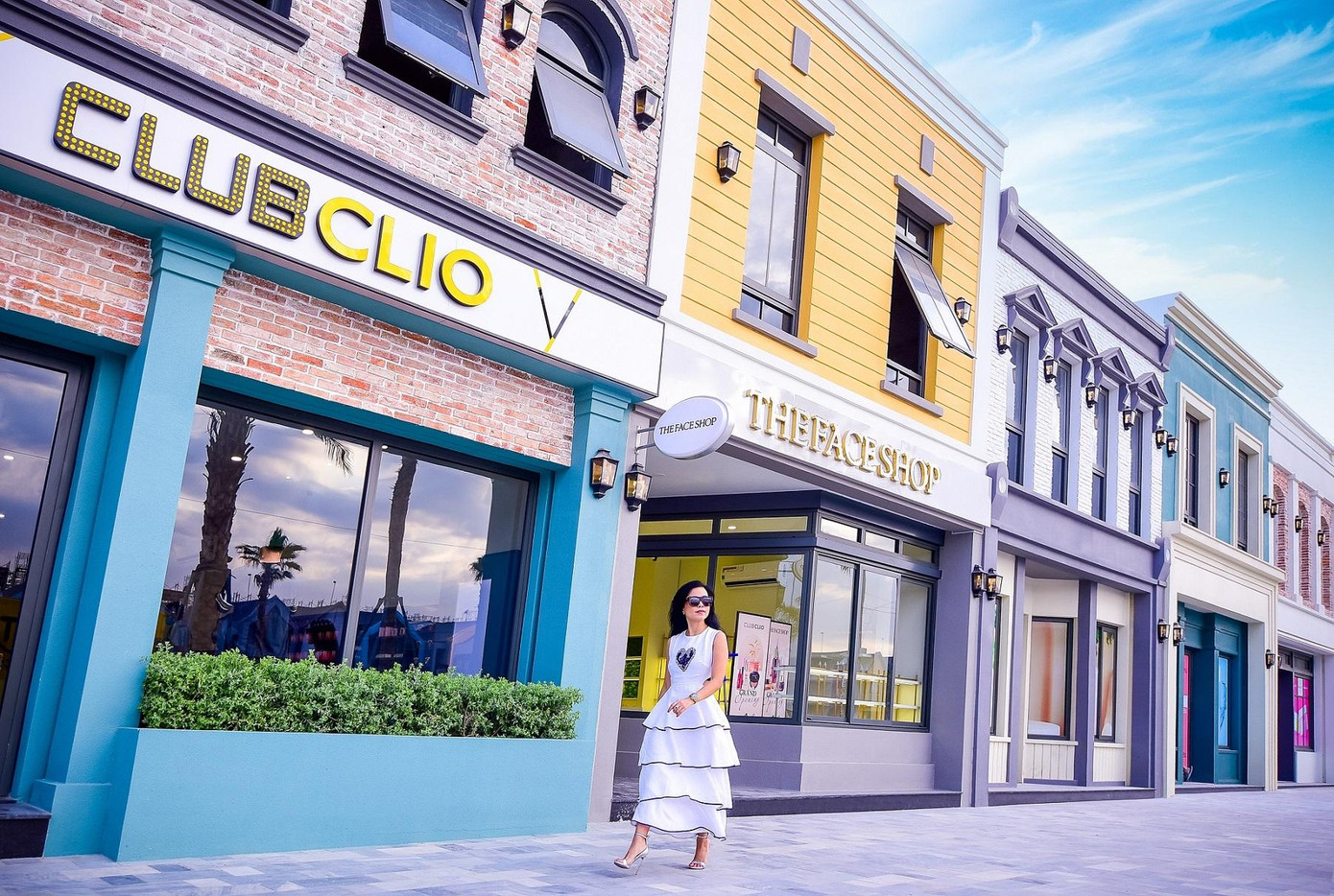 Hồ Tràm rực rỡ sắc màu theo bước chân của NTK Hà Linh Thư trên dãy phố mua sắm phóng khoáng ngay con đường ven biển Hồ Tràm – Bình Châu