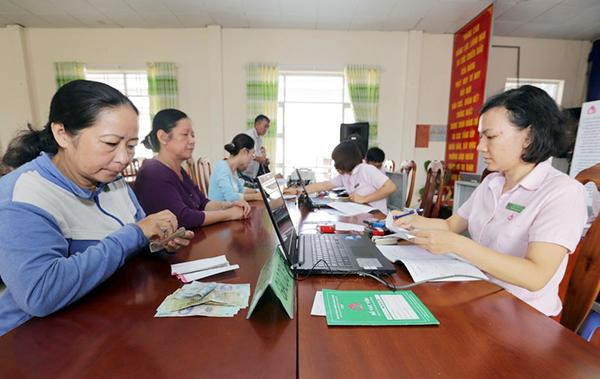 Người dân Bình Dương nhận giải ngân vốn vay tại Điểm giao dịch xã Ảnh tư liệu