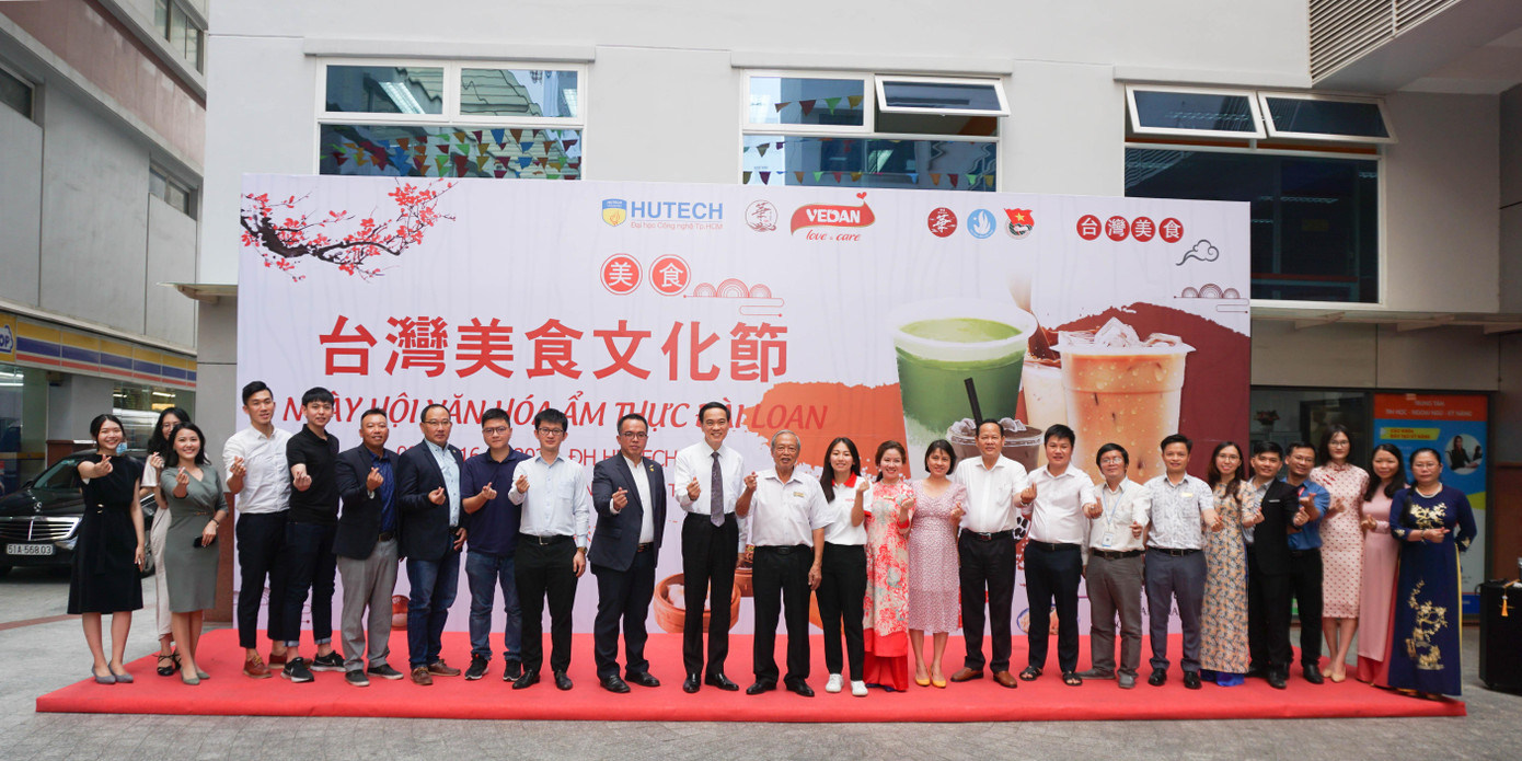 Đại diện Vedan Việt Nam cùng các khách mời và giáo viên Khoa Trung Quốc học, Đại học HUTECH TP.HCM Đại diện Vedan Việt Nam cùng các khách mời và giáo viên Khoa Trung Quốc học, Đại học HUTECH TP.HCM