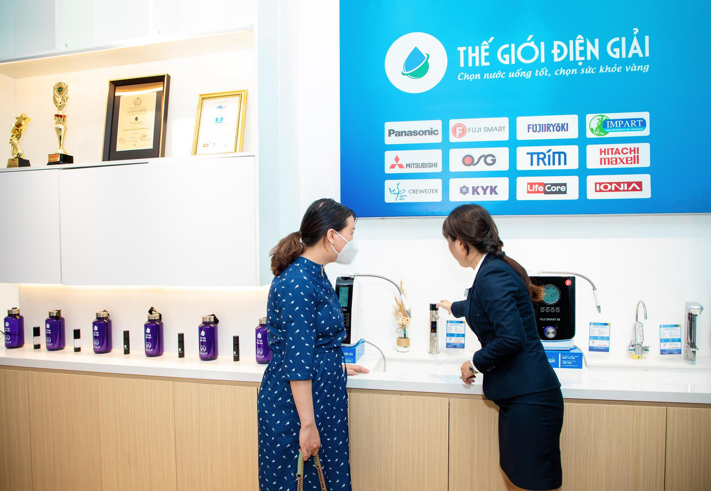 Khách hàng trải nghiệm thực tế tại TGĐG Mega Center