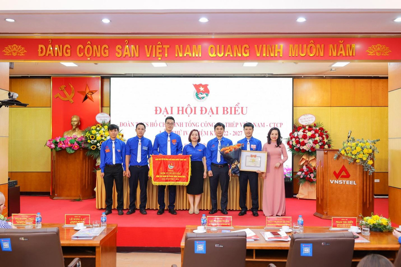 Đ/c Trần Thị Ngọc Quỳnh, Phó Bí thư Đoàn Khối Doanh nghiệp Trung ương và Đ/c Phạm Thu Hiền, Phó Bí thư Đảng ủy Tổng công ty tặng cờ thi đua xuất sắc và bằng khen giai đoạn 2017-2021 cho Tập thể Đoàn Đoàn Thanh niên VNSTEEL và cá nhân xuất sắc