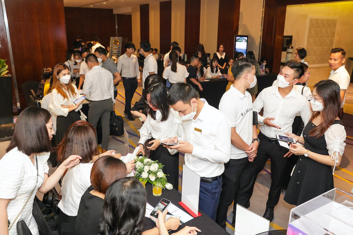 Khách hàng nườm nượp đến sự kiện từ sáng sớm. Khách hàng nườm nượp đến sự kiện từ sáng sớm.