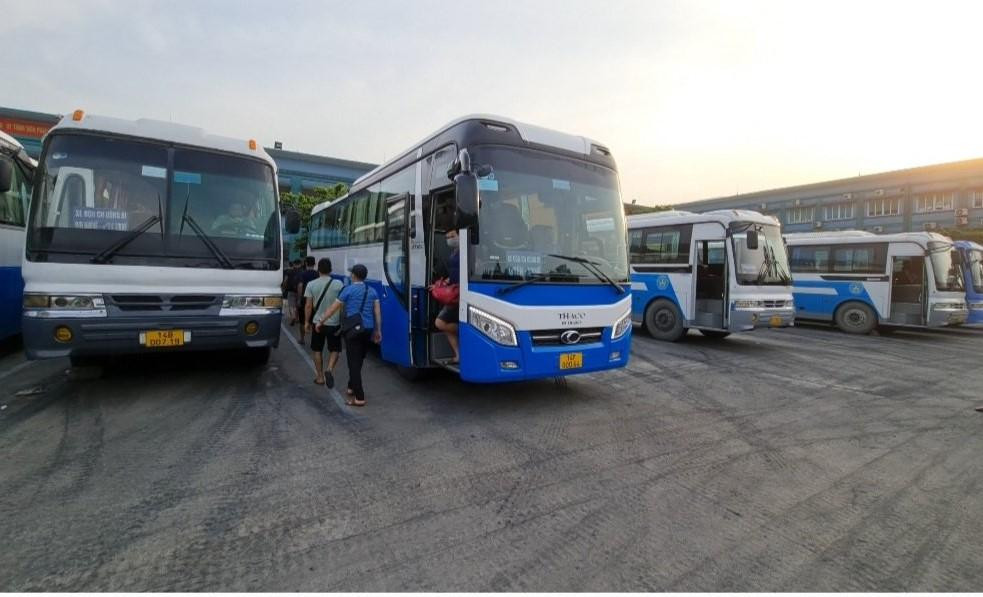 Công ty CP Vận tải và Đưa đón thợ mỏ hàng ngày bố trí trên 500 chuyến xe phục vụ đưa đón công nhân lao động các đơn vị trong TKV Công ty CP Vận tải và Đưa đón thợ mỏ hàng ngày bố trí trên 500 chuyến xe phục vụ đưa đón công nhân lao động các đơn vị trong TKV