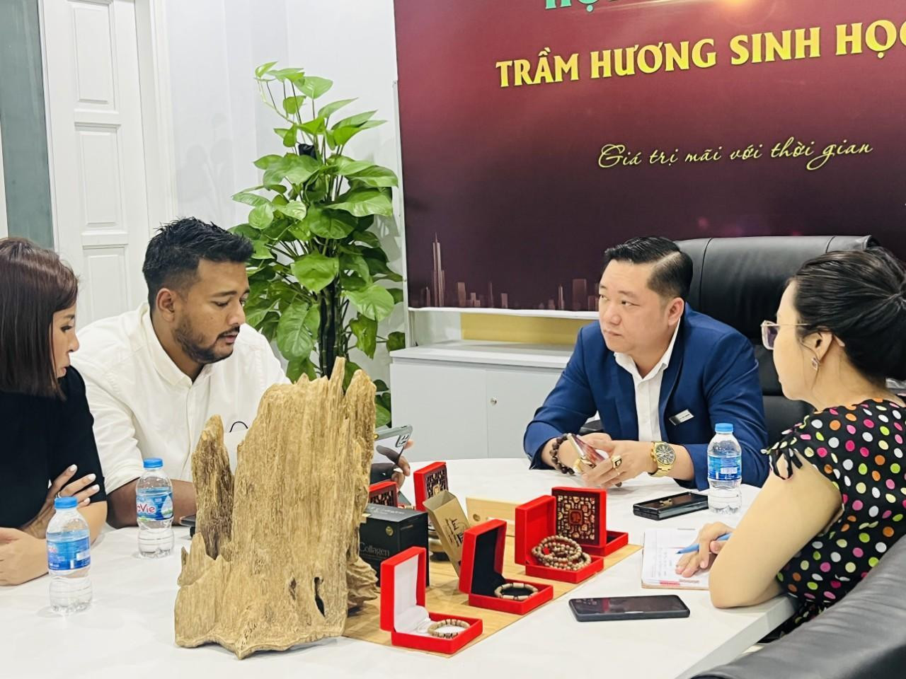 Làm việc với đối tác thị trường Thái Lan về bao tiêu các thành phẩm từ trầm hương