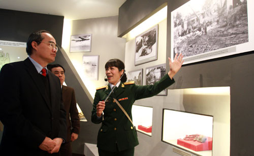 Phó Thủ tướng bên bức tranh ghi lại tội ác của đế quốc Mỹ trong trận ném bom Bệnh viện Bạch Mai. Phó Thủ tướng bên bức tranh ghi lại tội ác của đế quốc Mỹ trong trận ném bom Bệnh viện Bạch Mai