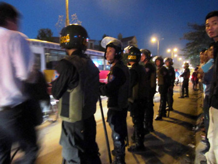 Các chiến sĩ được điều động để đảm bảo trật tự cuộc vây bắt. Các chiến sĩ được điều động để đảm bảo trật tự cuộc vây bắt