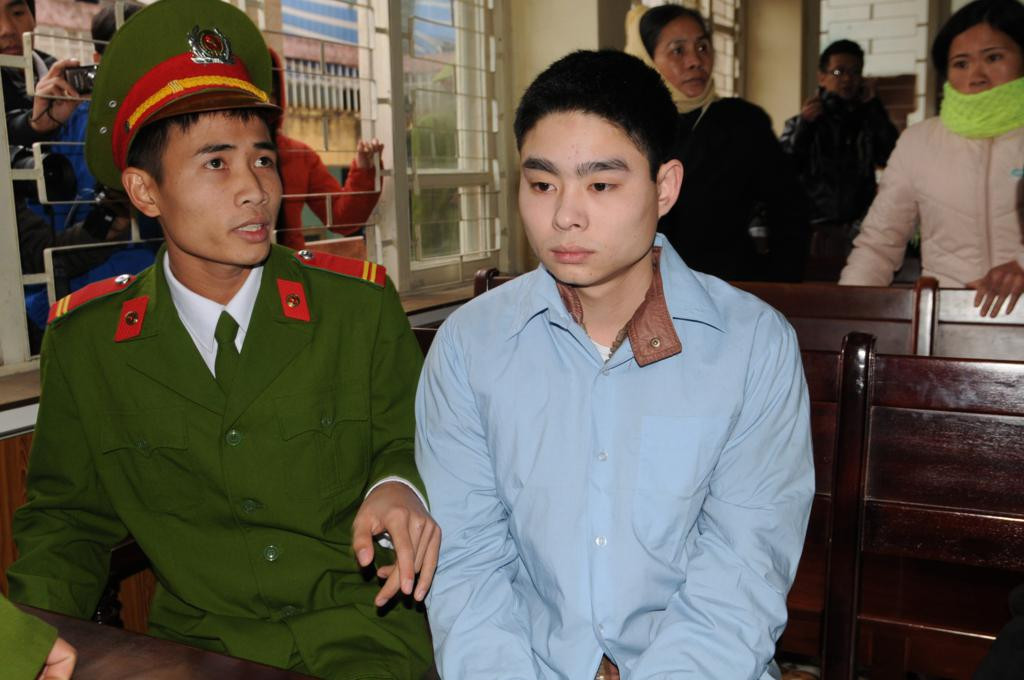 Vẻ mặt của Luyện lúc chờ phiên xét xử Vẻ mặt của Luyện lúc chờ phiên xét xử