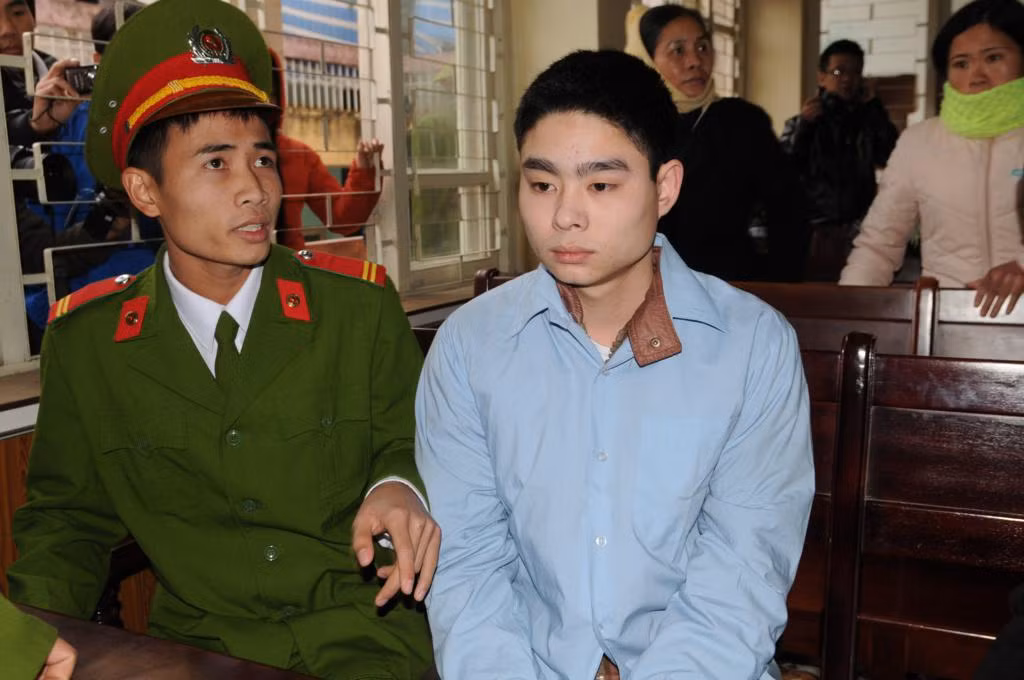 Vẻ mặt của Luyện lúc chờ phiên xét xử