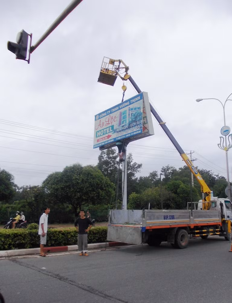 công nhân điện lực đang khắc phục sự cố trụ điện gãy trên đường Hoàng Văn Thụ, Khu dân cư Chánh Nghĩa, TX.Thủ Dầu Một