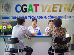 Khách hàng đến làm xét nghiệm ADN tại Trung tâm phân tích ADN và công nghệ di truyền. Ảnh: CCAT