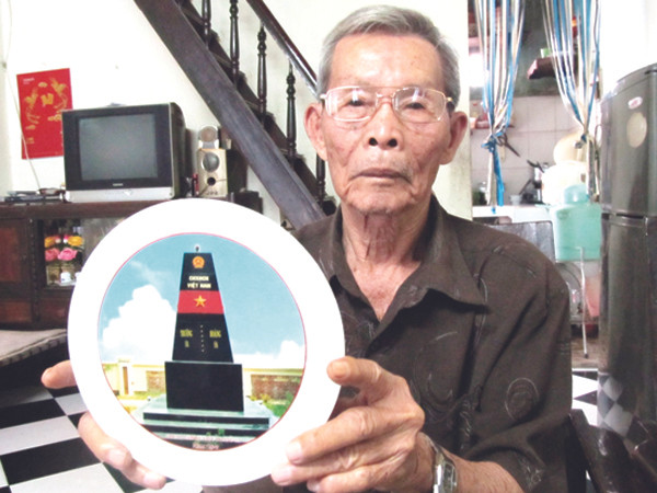 Ông Phạm Xô với kỷ niệm của UBND huyện đảo Hoàng Sa trao tặng Ảnh: Nguyễn Huy. Ông Phạm Xô rất vui với kỷ niệm của UBND huyện đảo Hoàng Sa trao tặng Ảnh: Nguyễn Huy - Nam Cường