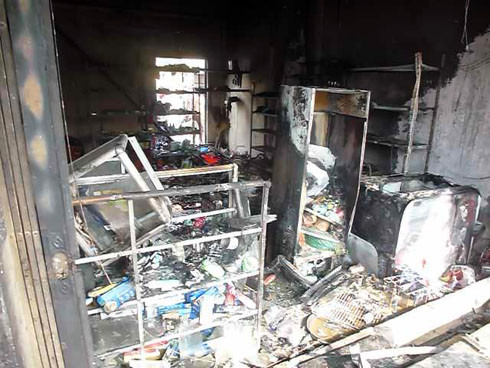 Tiệm tạp hóa bị thiêu rụi hoàn toàn. Ảnh: An Nhơn. Tiệm tạp hóa bị thiêu rụi hoàn toàn. Ảnh: An Nhơn