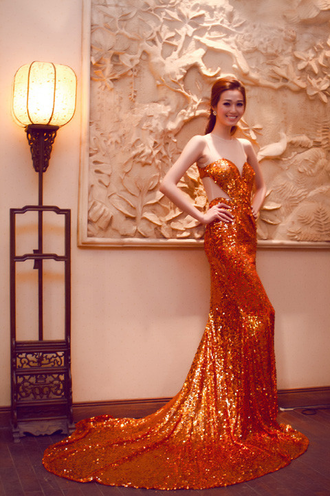 Mẫu đầm này giúp người đẹp khoe được cơ thể thon thả và chuẩn mực