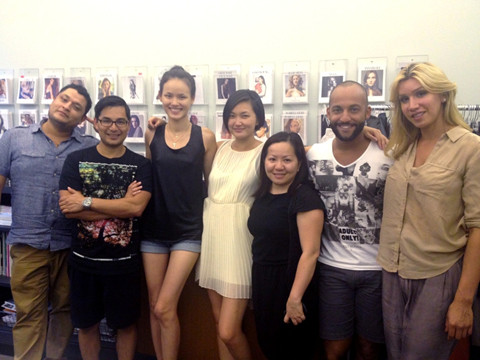 Tuyết Lan chụp ảnh cùng các nhân viên của công ty Wilhelmina Models 