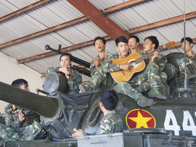 Phút giải lao sau giờ huấn luyện . Phút giải lao sau giờ huấn luyện