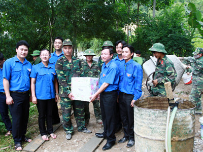 Anh Đặng Quốc Toàn tặng quà ĐVTN làm đường. Anh Đặng Quốc Toàn tặng quà ĐVTN làm đường
