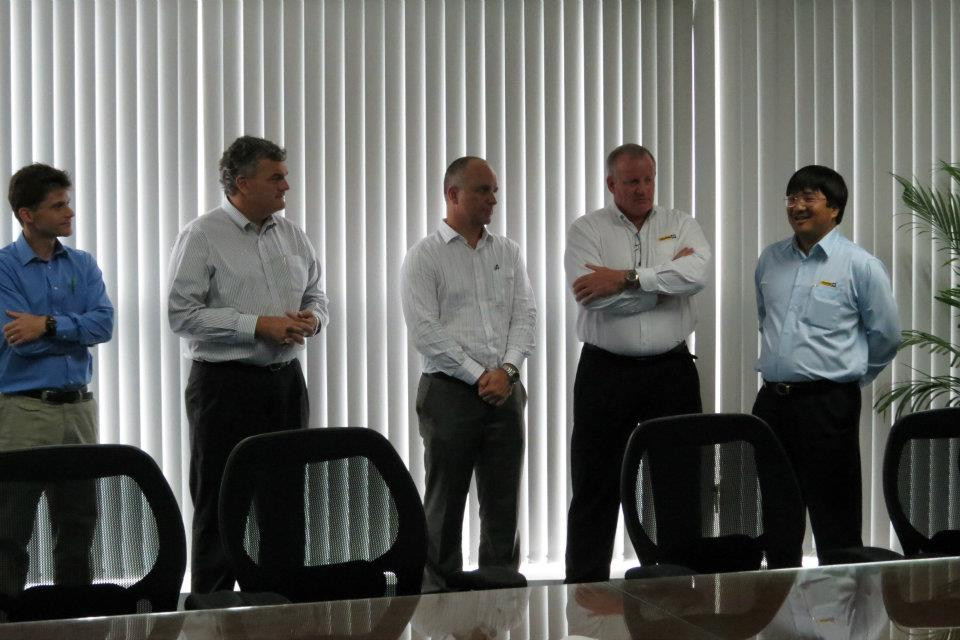 Ông Phạm Đình Đoàn (ngoài cùng bên phải) trao đổi công việc với các Giám đốc người nước ngoài làm việc cho Phú Thái CAT